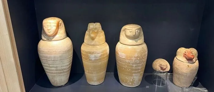 Zahlreiche Kleinfunde aus dem alten Ägypten werden gezeigt