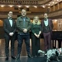 Ein Foto nach dem Konzert: Bryn Terfel und Annabel Thwaite mit Matthias Walter, kaufmännischer Direktor des Stadttheaters (l.) sowie Intendant Aron Stiehl (r.)