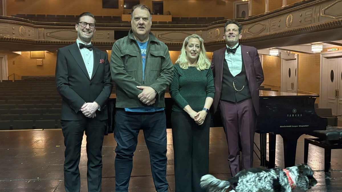 Ein Foto nach dem Konzert: Bryn Terfel und Annabel Thwaite mit Matthias Walter, kaufmännischer Direktor des Stadttheaters (l.) sowie Intendant Aron Stiehl (r.)