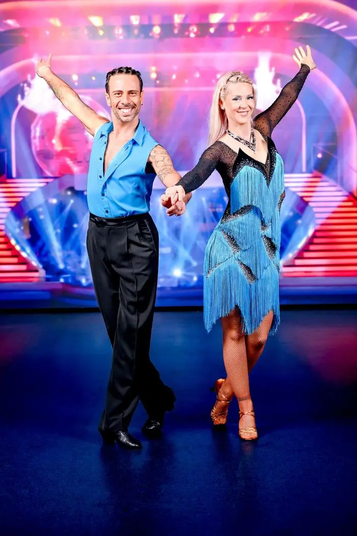 Dancing Stars - Acht Paare treten an, um Jury und Publikum von ihrem Können zu überzeugen. Rot-weiß-rot wird es für die verbliebenen acht Paare, wenn nach dem Motto 