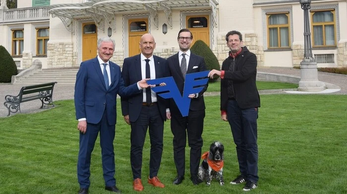 v. l.: Alfred Holzer und Johannes Jelenik (Volksbank) mit Matthias Walter und Aron Stiehl (Stadttheater) 
