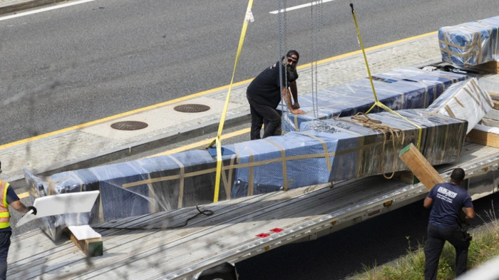 Skulptur "Blue" beim Abtransport