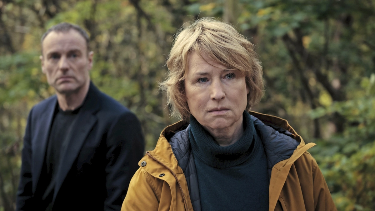 Ihr letzter gemeinsamer Fall führt Susanne Bonard (Corinna Harfouch) und Robert Karow (Mark Waschke) in den Wald 