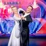 Dancing Stars - Die sieben verbleibenden Promis legen in der fünften Live-Show nicht nur mit ihren Profi-Partnerinnen und -Partnern eine flotte Sohle aufs Ballroom-Parkett, sondern auch mit Familienmitgliedern oder Freundinnen und Freunden. Das Publikum darf sich also auf Tänze freuen, in denen drei Personen das Tanzbein schwingen. Diesmal muss keines der Paare die Show verlassen.  - Im Bild: Simone Lugner, Danilo Campisi. Foto: ORF/Klaus Titzer. Veröffentlichung honorarfrei nur für redaktionelle Berichterstattung in Sendungszusammenhang und mit Copyrightangabe. Kontakt: foto@orf.at