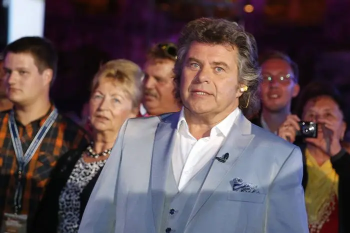 1108/ Andy Borg schaut zum Abschied an der Leinwand eine Abschiedsfilm der Crew an / Generalprobe vom letzten Musikantenstadl nach altem Format im Amphitheater von Pula Kroatien am 26.06.2015., Pula Amphitheater Kroatien *** 1108 Andy Borg watches a farewell film of the crew at the final rehearsal of the last Musikantenstadl in the old format in the amphitheater of Pula Croatia on 26 06 2015, Pula Amphitheater Croatia Copyright: xPOP-EYE/HUrsx 10020697260615Ho4001