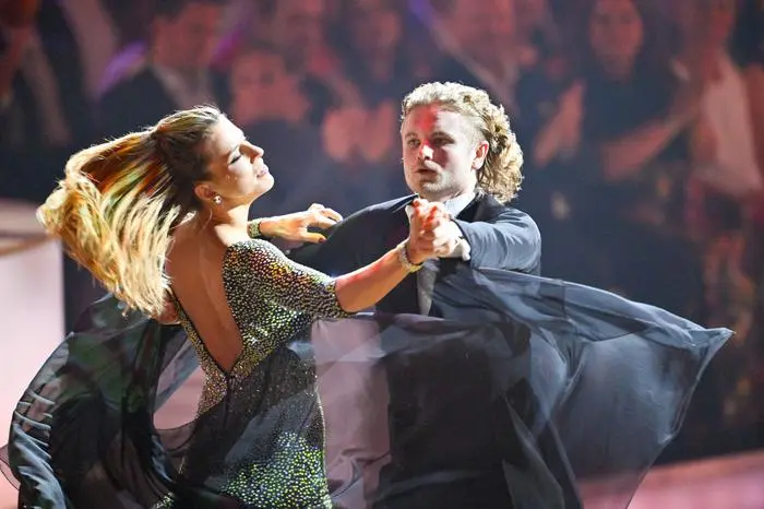 Dancing Stars - Die letzten vier Paare kämpfen heute um den Einzug ins große Finale von Dancing Stars und müssen heute sogar drei Tänze absolvieren. - Im Bild: Catharina Malek, Paulus Bohl. Foto: ORF/Thomas Ramstorfer. Veröffentlichung honorarfrei nur für redaktionelle Berichterstattung in Sendungszusammenhang und mit Copyrightangabe. Kontakt: foto@orf.at