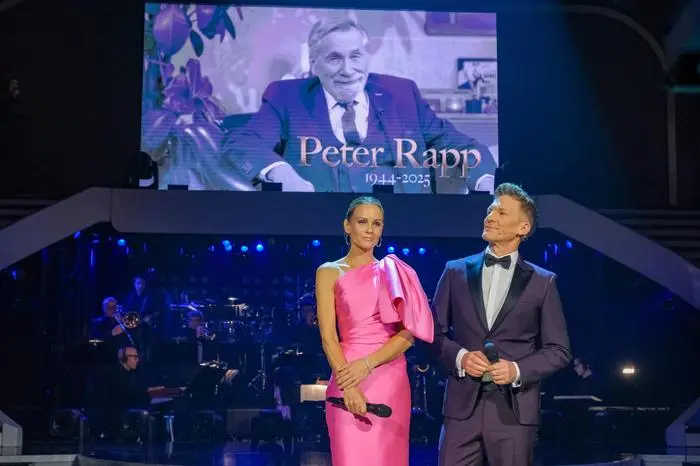 Dancing Stars - Nach einer kurzen Osterpause wird es für die Dancing Stars gleich doppelt spannend. Neben dem gewohnten Einzeltanz müssen die Tanzpaare ihr Können auch bei einem Tanzmarathon zu Lindy Hop unter Beweis stellen, um Publikum und Jury zu überzeugen. Für die musikalische Begleitung sorgt das Dancing Stars-Orchester, das mit dieser sechsten Live-Sendung wieder in den Ballroom einzieht. Und noch ein weiteres Highlight erwartet das Publikum: JJ, der für Österreich beim Eurovision Song Contest in Basel singt, präsentiert seinen Song 