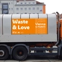 Die Wiener Müllabfuhr mit einem der neuen Schriftzüge, der sich mit „Wasted Love“ von JJ spielt