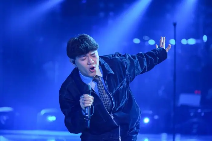 Dancing Stars - Nach einer kurzen Osterpause wird es für die Dancing Stars gleich doppelt spannend. Neben dem gewohnten Einzeltanz müssen die Tanzpaare ihr Können auch bei einem Tanzmarathon zu Lindy Hop unter Beweis stellen, um Publikum und Jury zu überzeugen. Für die musikalische Begleitung sorgt das Dancing Stars-Orchester, das mit dieser sechsten Live-Sendung wieder in den Ballroom einzieht. Und noch ein weiteres Highlight erwartet das Publikum: JJ, der für Österreich beim Eurovision Song Contest in Basel singt, präsentiert seinen Song 