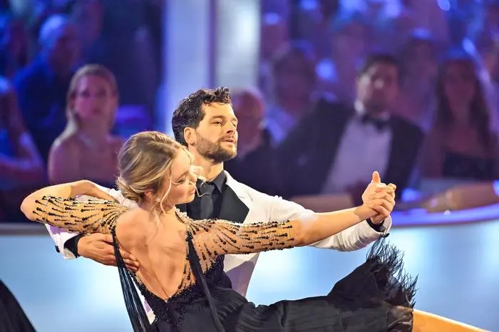 Dancing Stars - Von „How Deep Is Your Love“ über „Bésame Mucho“ bis hin zu „Tanze Samba mit mir“ – Liebe liegt in der Luft, wenn die „Dancing Stars“ in der achten Live-Show in ORF 1 und auf ORF ON wieder ihr Können unter Beweis stellen. Auch diesmal müssen sie zwei Tänze aufs Parkett legen, wobei die Promis bei einem der beiden Tänze eine mindestens 20-sekündige Solo-Performance präsentieren. Michael Schottenberg nimmt neben Maria Angelini-Santner und Balázs Ekker am Jury-Sessel Platz. Moderiert wird der ORF-1-Tanzevent auch diesmal wieder von Mirjam Weichselbraun und Andi Knoll. - Im Bild: Aaron Karl und Katya Mizera. Foto: ORF/Thomas Ramstorfer. Veröffentlichung honorarfrei nur für redaktionelle Berichterstattung in Sendungszusammenhang und mit Copyrightangabe. Kontakt: foto@orf.at