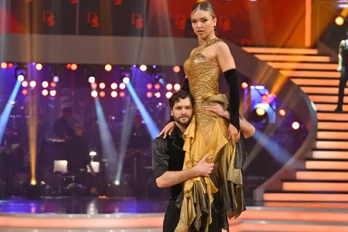 Dancing Stars - Probe - Nach einer kurzen Osterpause wird es für die Dancing Stars gleich doppelt spannend. Neben dem gewohnten Einzeltanz müssen die Tanzpaare ihr Können auch bei einem Tanzmarathon zu Lindy Hop unter Beweis stellen, um Publikum und Jury zu überzeugen. Für die musikalische Begleitung sorgt das Dancing Stars-Orchester, das mit dieser sechsten Live-Sendung wieder in den Ballroom einzieht. Und noch ein weiteres Highlight erwartet das Publikum: JJ, der für Österreich beim Eurovision Song Contest in Basel singt, präsentiert seinen Song 