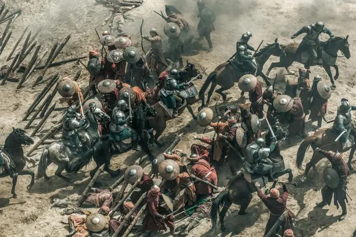 Hunyadi - Aufstieg zur Macht - Folge 10 - Die Belagerung von Belgrad dauert bereits seit Wochen an. Als Hunyadi ankommt, will er das Bombardement der türkischen Schiffe beenden. Capestrano, der mit 20.000 Bauern an der Save lagert, will er aber zum Abzug bewegen, um unnötiges Blutvergießen zu vermeiden. Der Sturm auf die Burg spitzt sich jedoch zu. Eine alles entscheidende Schlacht gegen die Truppen von Sultan Mehmed nimmt seinen Lauf. - Im Bild: Die Ungarn und Serben überrennen das osmanische Lager. Foto: ORF/Beta Film/MR Film/Leo Pintér. Veröffentlichung honorarfrei nur für redaktionelle Berichterstattung in Sendungszusammenhang und mit Copyrightangabe. Kontakt: foto@orf.at