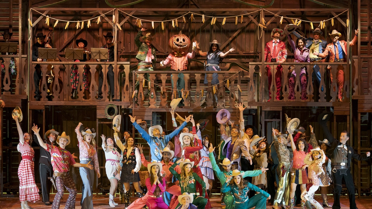 Szene aus „Arizona Lady“ mit Michael Großschädl, Martin Fournier, Corina Koller, Frederike Haas, Ivan Oreščanin, Markus Butter, dem Chor und dem Ballett der Oper Graz