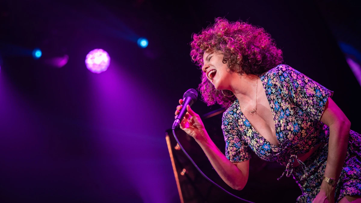 Die französisch-amerikanische Sängerin Cyrille Aimée