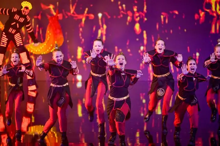 Die große Chance - Let's sing and dance - Probe - Jetzt wird es ernst – zehn Talente stellen in der ersten Live-Semifinalshow von „Die große Chance – Let’s sing and dance“ ihr stimmliches bzw. tänzerisches Können unter Beweis. Fanny Stapf und Andi Knoll heißen zehn weitergekommene Acts noch einmal auf der großen „DGC“-Bühne willkommen. Diese versuchen mit einer neuen Performance zu zeigen, was in ihnen steckt.  - Im Bild: Dance Industry. Foto: ORF/Thomas Ramstorfer. Veröffentlichung honorarfrei nur für redaktionelle Berichterstattung in Sendungszusammenhang und mit Copyrightangabe. Kontakt: foto@orf.at