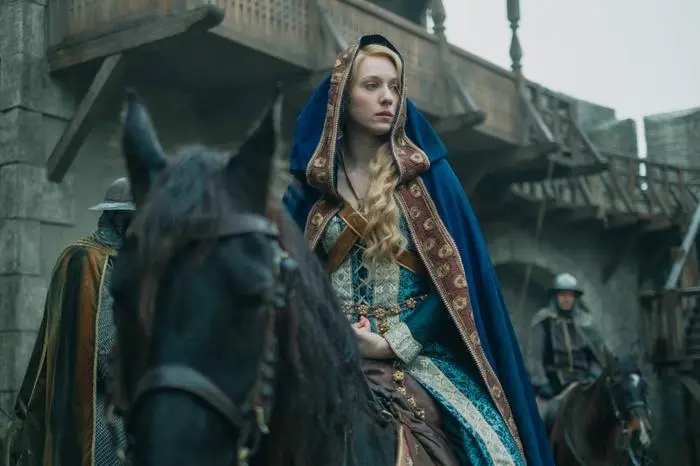 Hunyadi - Aufstieg zur Macht - Folge 2 - Hunyadi kommt an den Hof des ungarischen Königs Sigismund. Auf der Burg Buda will er ihn überzeugen, Truppen gegen Sultan Murad aufzustellen. Dabei kommt es zum Wiedersehen mit Erzsébet, die ihm einen Handel vorschlägt: Wenn er sie im Schwertkampf unterrichtet, will sie ihn in die Geheimnisse des höfischen Lebens einführen. Sigismunds Tochter Elisabeth soll mit Albrecht von Habsburg verheiratet werden. Schließlich begleitet Hunyadi den König auf der Reise nach Wien und Mailand, wo sich dieser durch Allianzen die Chancen auf die Kaiserkrone verbessern will. - Im Bild: Nach ihrer Hochzeit mit Hunyadi muss Erzsébet (Vivien Rujder) allein auf der Burg Hunyadi zurückbleiben. Foto: ORF/Beta Film/MR Film/The Orbital Strangers Project. Veröffentlichung honorarfrei nur für redaktionelle Berichterstattung in Sendungszusammenhang und mit Copyrightangabe. Kontakt: foto@orf.at