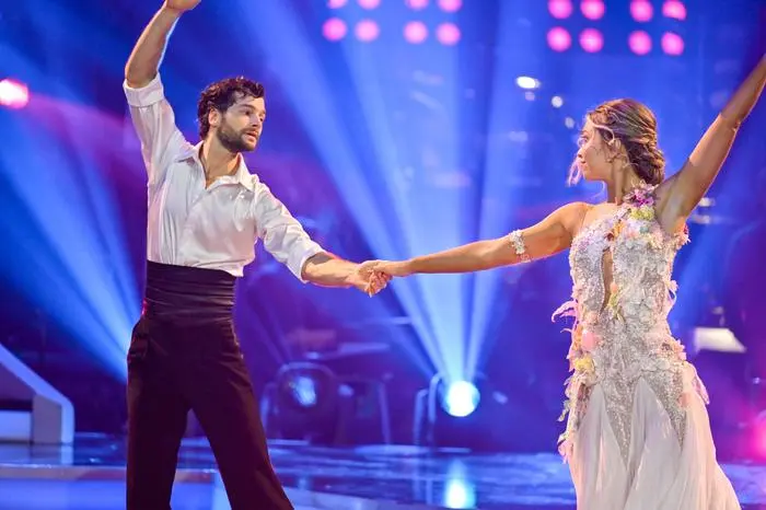 Dancing Stars - Die Show - Probe - Eines der verbliebenen drei Paare ist kurz davor, den begehrten Titel 