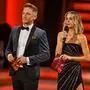 Dancing Stars - Von „How Deep Is Your Love“ über „Bésame Mucho“ bis hin zu „Tanze Samba mit mir“ – Liebe liegt in der Luft, wenn die „Dancing Stars“ in der achten Live-Show in ORF 1 und auf ORF ON wieder ihr Können unter Beweis stellen. Auch diesmal müssen sie zwei Tänze aufs Parkett legen, wobei die Promis bei einem der beiden Tänze eine mindestens 20-sekündige Solo-Performance präsentieren. Michael Schottenberg nimmt neben Maria Angelini-Santner und Balázs Ekker am Jury-Sessel Platz. Moderiert wird der ORF-1-Tanzevent auch diesmal wieder von Mirjam Weichselbraun und Andi Knoll. - Im Bild: Andi Knoll und Mirjam Weichselbraun. Foto: ORF/Thomas Ramstorfer. Veröffentlichung honorarfrei nur für redaktionelle Berichterstattung in Sendungszusammenhang und mit Copyrightangabe. Kontakt: foto@orf.at