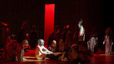Am Ende sind wir alle nackt: Szene aus „Der Bürger als Edelmann“ als Koproduktion von Oper/Schauspielhaus Graz