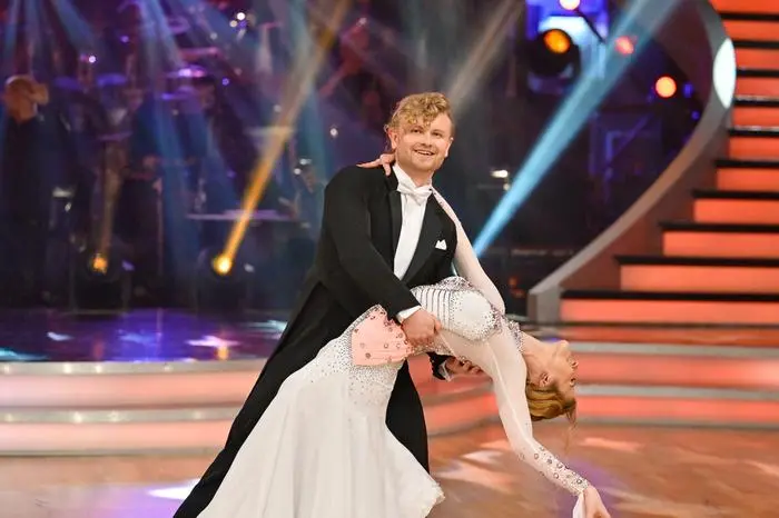 Dancing Stars - Probe - Nach einer kurzen Osterpause wird es für die Dancing Stars gleich doppelt spannend. Neben dem gewohnten Einzeltanz müssen die Tanzpaare ihr Können auch bei einem Tanzmarathon zu Lindy Hop unter Beweis stellen, um Publikum und Jury zu überzeugen. Für die musikalische Begleitung sorgt das Dancing Stars-Orchester, das mit dieser sechsten Live-Sendung wieder in den Ballroom einzieht. Und noch ein weiteres Highlight erwartet das Publikum: JJ, der für Österreich beim Eurovision Song Contest in Basel singt, präsentiert seinen Song 