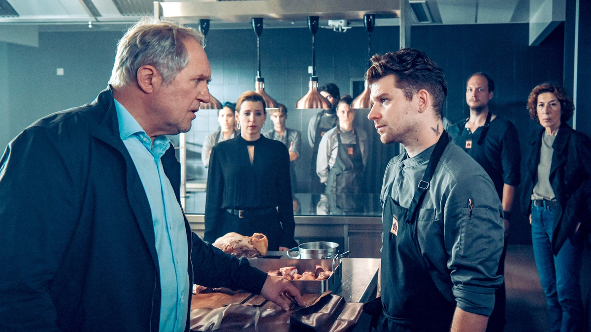 Eisner (Harald Krassnitzer) und Fellner (Adele Neuhauser) im Küchen-Einsatz (bei Simon Morzé). Im Hintergrund zu sehen ist Martina Ebm