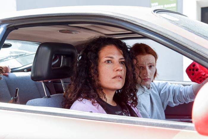Claudia Kottal (Sandra Tichy) spielt Jennys arbeitslose Mutter, hier im Auto mit Felix Oitzinger (Marvin Senf)