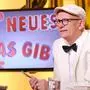 Was gibt es Neues? - 20 Jahre - Oliver Baier und sein Rateteam haben in dieser Woche richtig Grund zum Feiern: "Was gibt es Neues?" wird 20! Am 1. Oktober 2004 wurde die beliebte Rateshow zum ersten Mal ausgestrahlt. Seither wurden hunderte knifflige Fragen gestellt, die Sinnhaftigkeit der diversen "Dinge der Woche" hinterfragt und ZuschauerInnen wie Prominente um ihre tatkräftige Mithilfe ersucht. Mit genau diesem Erfolgsrezept und einem weiteren tollen KabarettistInnenpanel wird Oliver Baier durch diese Jubiläumsfolge führen. Überraschende Auftritte und Showeinlagen inklusive. - Im Bild: Oliver Baier. Foto: ORF/Günther Pichlkostner. Veröffentlichung honorarfrei nur für redaktionelle Berichterstattung in Sendungszusammenhang und mit Copyrightangabe. Kontakt: foto@orf.at