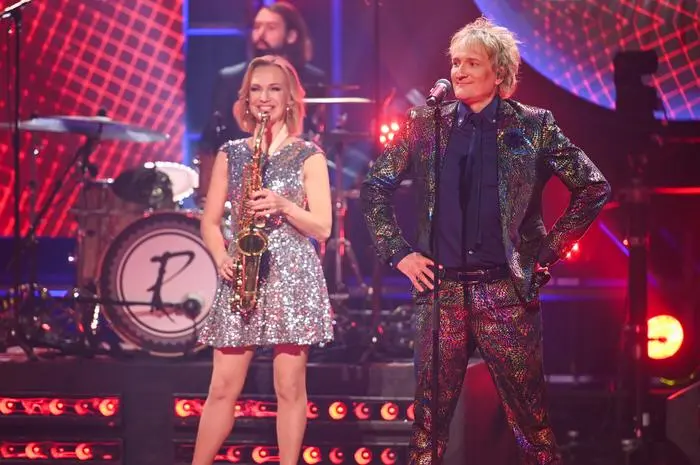 Titel: The Tribute - Die Show der Musiklegenden;
Staffel: 1;
Folge: 1;
Person: Mr. Rod;
Copyright: Seven.One/ Julia Feldhagen;
Fotograf: Julia Feldhagen;
Bildredakteur: Nadine Vaders;
Dateiname: 2886265.jpg;
Rechtehinweis: Dieses Bild darf bis eine Woche nach Ausstrahlung honorarfrei fuer redaktionelle Zwecke und nur im Rahmen der Programmankuendigung verwendet werden. Spaetere Veroeffentlichungen sind nur nach Ruecksprache und ausdruecklicher Genehmigung der Seven.One Entertainment Group GmbH moeglich. Nicht fuer EPG! Verwendung nur mit vollstaendigem Copyrightvermerk. Das Foto darf nicht veraendert, bearbeitet und nur im Ganzen verwendet werden. Es darf nicht archiviert werden. Es darf nicht an Dritte weitergeleitet werden. Aneinanderreihung/Zusammenlegung/Kopplung von Bildern zum Zweck der Erstellung von Slide-Shows o.ä. nicht gestattet; Verbindung/Einfügen/Anfügen von Werbung nicht gestattet. 
Bei Fragen: foto@seven.one
Voraussetzung fuer die Verwendung dieser Programmdaten ist die Zustimmung zu den Allgemeinen Geschaeftsbedingungen der Presselounges der Sender der Seven.One Entertainment Group GmbH. 