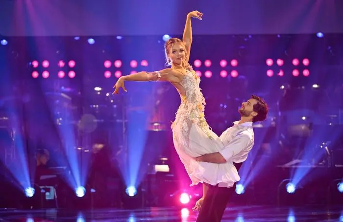 Dancing Stars - Die Show - Probe - Eines der verbliebenen drei Paare ist kurz davor, den begehrten Titel 