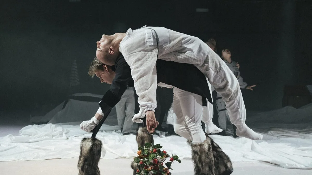 Caligula auf seinem Pferd: Dominik Puhl und Florian M. Kager in „28 Milliarden“ 