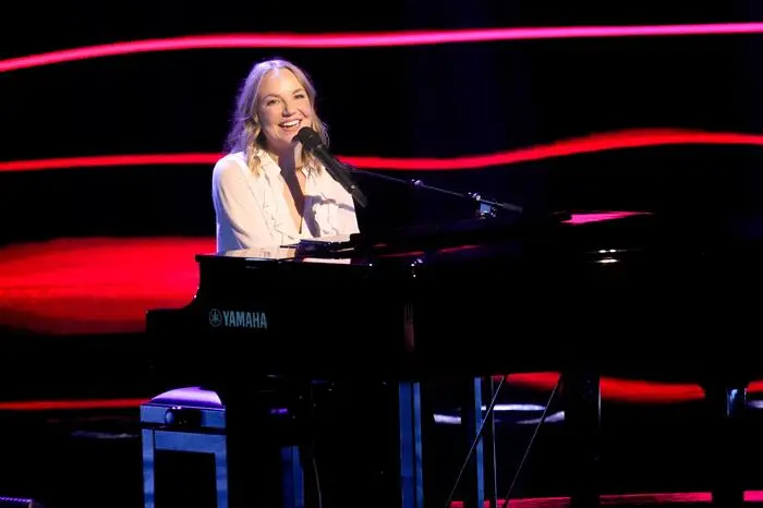 ACHTUNG: SPERRFRIST FÜR ALLE MEDIEN (FERNSEHEN, RADIO, INTERNET, TELETEXT UND PRINT) BIS FREITAG, 15. MÄRZ 2024, 22.20 UHR BEACHTEN! - „Die große Chance – Let’s sing and dance“ in ORF 1: Fünf Acts steigen in die Semifinalshows auf - Anna-Maria Leiner & Jakob Schnabel, Hanna-Maaria Tuomela, Nathan Nwosu, The Most Company und T.E.D. Crew sind eine Runde - Fünf Acts sichern sich ihren Platz in den „DGC“-Semifinalshows! Bei der zweiten Ausgabe von „Die große Chance – Let’s sing and dance“ am Freitag, dem 15. März 2024, um 20.15 Uhr in ORF 1 sind 22 Talente angetreten, um mit ihrem Können in der ORF-Erfolgsshow zu überzeugen. Die Jury – diesmal bestehend aus Sasa Schwarzjirg, Cesár Sampson und Marc Pircher– schickte insgesamt fünf Acts in die nächste Runde: mit dem „Herz-Buzzer“ direkt in die Live-Shows ging es für das Tanz-Duo Anna-Maria Leiner & Jakob Schnabel (Cesár Sampson) aus der Steiermark, Sänger Nathan Nwosu (Sasa Schwarzjirg) aus Wien und Sängerin Hanna-Maaria Tuomela (Marc Pircher) aus Wien – die auch gleich zusätzlich noch ihren eigenen Song „One Love“ auf der „DGC“-Bühne präsentieren konnte. Die zwei verbliebenen Semifinal-Plätze vergab die Jury an die Band The Most Company aus Niederösterreich und die T.E.D. Crew aus Wien, die sieben und neun Sterne für ihren Auftritt holen konnten und am Ende der Sendung ins Semifinale aufstiegen. - Im Bild: Hanna - Maaria Tuomela. Foto: ORF/Roman Zach-Kiesling. Veröffentlichung honorarfrei nur für redaktionelle Berichterstattung in Sendungszusammenhang und mit Copyrightangabe. Kontakt: foto@orf.at