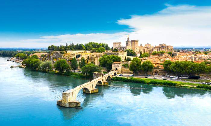 Avignon mit dem mächtigen Papstpalast und der besungenen Brücke 