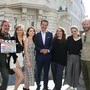 Oliver Auspitz mit ORF-Boss Roland Weißmann und den vier „Biester“-Hauptdarstellerinnen Theresa Riess, Fanni Schneider, Mara Romei und Anja Pichler