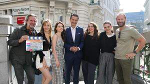 Oliver Auspitz mit ORF-Boss Roland Weißmann und den vier „Biester“-Hauptdarstellerinnen Theresa Riess, Fanni Schneider, Mara Romei und Anja Pichler