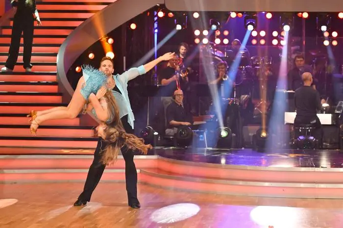 Dancing Stars - Probe - Nach einer kurzen Osterpause wird es für die Dancing Stars gleich doppelt spannend. Neben dem gewohnten Einzeltanz müssen die Tanzpaare ihr Können auch bei einem Tanzmarathon zu Lindy Hop unter Beweis stellen, um Publikum und Jury zu überzeugen. Für die musikalische Begleitung sorgt das Dancing Stars-Orchester, das mit dieser sechsten Live-Sendung wieder in den Ballroom einzieht. Und noch ein weiteres Highlight erwartet das Publikum: JJ, der für Österreich beim Eurovision Song Contest in Basel singt, präsentiert seinen Song 