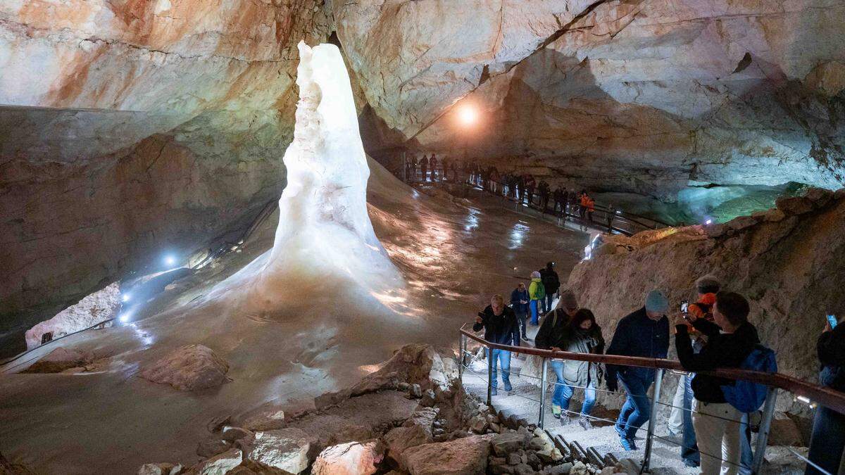 Wer bis November zur Dachstein Rieseneishöhle reist, erlebt dort die Klanginstallation von US-Künstler Bill Fontana. 