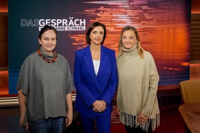 Nach „Im Zentrum“: Ab 12. Jänner ist „Das Gespräch“ mit Susanne Schnabl Pflichttermin am Sonntagabend - Weniger Gäste und ein Tisch im Mittelpunkt - Der Sonntagabend bietet ab 12. Jänner Platz für „Das Gespräch“ mit Susanne Schnabl. So lautet der Titel des neuen Talks um 22.10 Uhr in ORF 2. Doch nicht nur Name und Gastgeberin sind neu, auch die Anzahl der Gäste, die künftig um einen Tisch herum Platz nehmen, wird variieren. Im Rahmen eines Pressegesprächs am 19. Dezember im ORF-Infostudio haben der verantwortliche Chefredakteur Johannes Bruckenberger, die interimistische Leiterin der ORF-Diskussionssendungen Eva Karabeg und Susanne Schnabl erste Einblicke in die neue Sendung gegeben. „‘Das Gespräch‘ soll relevante Themen mit spannendsten Gästen bieten. Wir wollen mit der neuen Sendung unsere Position als Nummer-1-Talkformat stärken und öffentlich-rechtlichen Mehrwert und Gesprächswert liefern. Im Idealfall bekommt unser Publikum Antworten, Einordnung und Perspektiven“, so der für die Informationssendungen zuständige Chefredakteur Johannes Bruckenberger. Moderiert wird der neue Sonntagabend-Talk von Susanne Schnabl. - Im Bild: Eva Karabeg (interimistische Leiterin der ORF-Diskussionssendungen), Susanne Schnabl, Regisseurin Doris Peterka.

 Foto: ORF/Roman Zach-Kiesling. Veröffentlichung honorarfrei nur für redaktionelle Berichterstattung in Sendungszusammenhang und mit Copyrightangabe. Kontakt: foto@orf.at