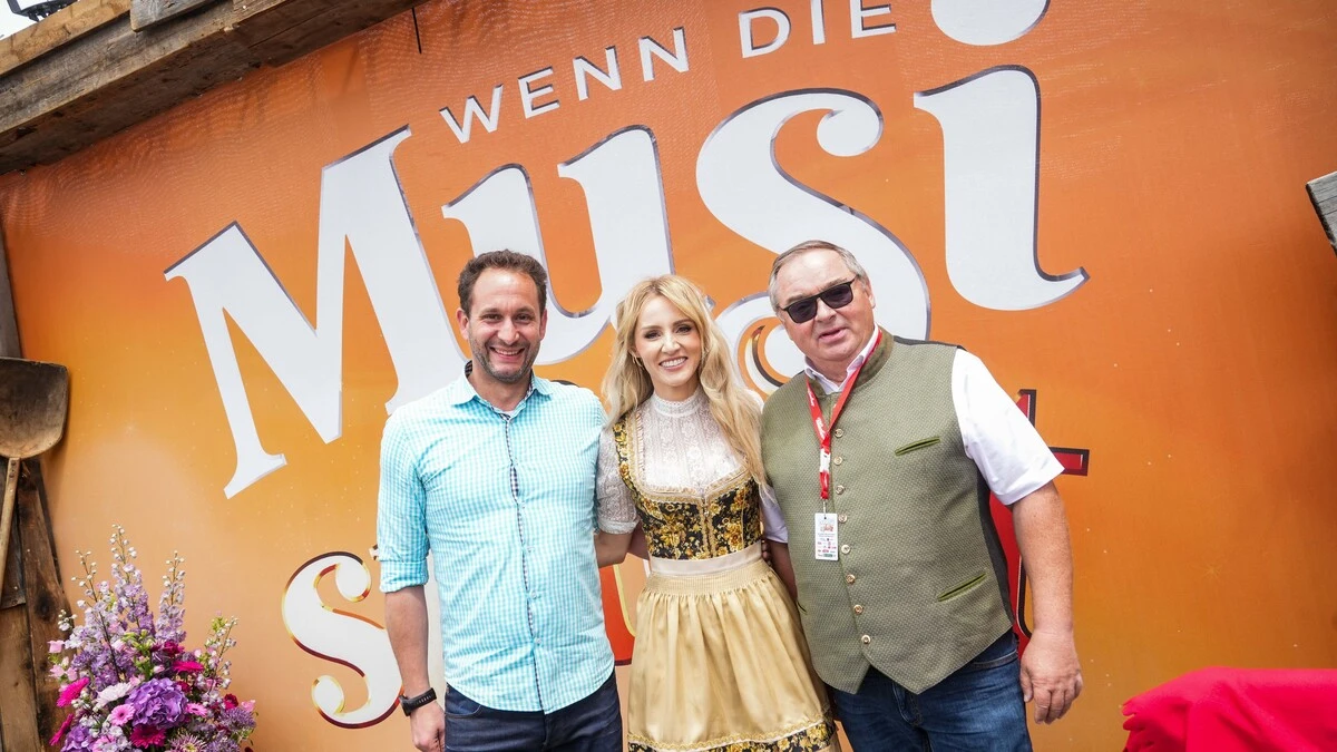 ORF-Sendungsverantwortlicher Florian Illich, Melissa Naschenweng und Veranstalter Sepp Adlmann