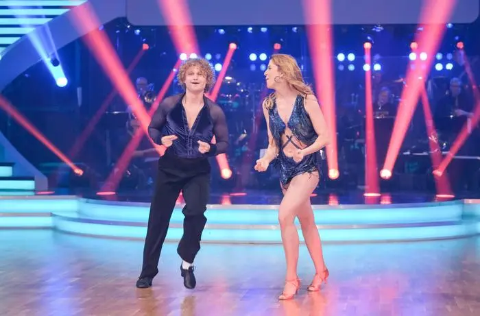 Dancing Stars - Probe - Jive, Paso Doble, Rumba, Tango, Wiener Walzer – und Salsa: In der siebenten Live-Show von „Dancing Stars“ stehen nicht nur klassische Einzeltänze auf dem Programm, sondern auch spannende Salsa-Duelle. Den Song dazu erfahren die „Dancing Stars“ aber erst am Parkett. Freuen darf sich das Publikum außerdem auf einen ganz besonderen Showact: Anlässlich 40 Jahre „Rock Me Amadeus“ bringen Mitglieder der Original-Band von Falco gemeinsam mit heimischen Star-Solisten den Original-Sound in den „Dancing Stars“-Ballroom. Mit dabei sind Ana Milva Gomes, Drew Sarich, Edita Malovčić, Georgij Makazaria, Andie Gabauer, Roman Gregory, Tini Kainrath und Moritz Mausser, der Hauptdarsteller der Erfolgsproduktion „Rock Me Amadeus“. Für die musikalische Begleitung sorgt erneut das „Dancing Stars“-Orchester.  - Im Bild: Catharina Malek, Paulus Bohl. Foto: ORF/Hans Leitner. Veröffentlichung honorarfrei nur für redaktionelle Berichterstattung in Sendungszusammenhang und mit Copyrightangabe. Kontakt: foto@orf.at