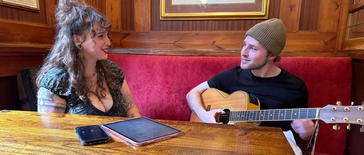 Der Traum vom großen Durchbruch, rund  160 Millionen Zuschauer hatte sie beim ESC 2023 schon: Salena mit Gitarristen