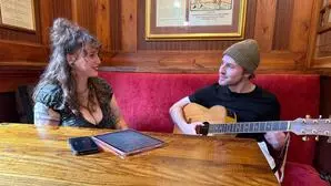 Der Traum vom großen Durchbruch, rund  160 Millionen Zuschauer hatte sie beim ESC 2023 schon: Salena mit Gitarristen