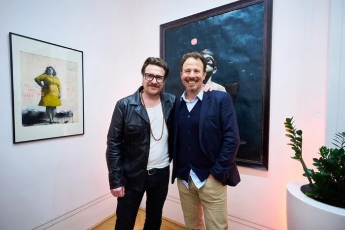 Parov Stellar vor seinen Bildern mit Michael Krön, Executive Producer des ESC 2026