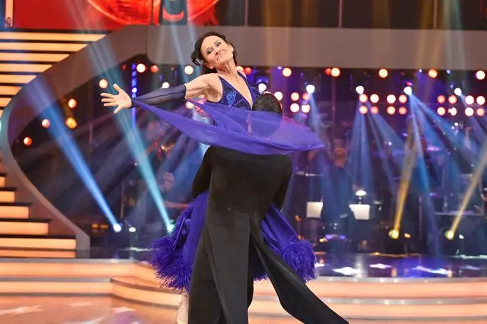Dancing Stars - Probe - Nach einer kurzen Osterpause wird es für die Dancing Stars gleich doppelt spannend. Neben dem gewohnten Einzeltanz müssen die Tanzpaare ihr Können auch bei einem Tanzmarathon zu Lindy Hop unter Beweis stellen, um Publikum und Jury zu überzeugen. Für die musikalische Begleitung sorgt das Dancing Stars-Orchester, das mit dieser sechsten Live-Sendung wieder in den Ballroom einzieht. Und noch ein weiteres Highlight erwartet das Publikum: JJ, der für Österreich beim Eurovision Song Contest in Basel singt, präsentiert seinen Song 