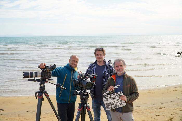 Das Tagliamento-Team: Kameramann Luca Verducci, Produzent Matthias Ninaus, Regisseur Giuseppe Bucciarelli in Lignano.