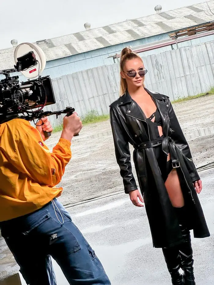 ACHTUNG: SPERRFRIST FÜR ALLE MEDIEN (FERNSEHEN, RADIO, INTERNET, TELETEXT UND PRINT) BIS FREITAG, 1. MÄRZ 2024, 7.40 UHR BEACHTEN! - Eurovision Song Contest 2024: Unser Song für Malmö – Kaleen tritt mit „We Will Rave“ an - Veröffentlichung des österreichischen ESC-Beitrags am 1. März - Kaleen vertritt Österreich beim „Eurovision Song Contest 2024“ in Malmö, wo sie mit dem techno-inspirierten Pop-Track „We Will Rave“ an den Start geht. Sie singt am Donnerstag, dem 9. Mai 2024, in der ersten Hälfte des zweiten Semifinales um den Einzug in das Finale am 11. Mai.&nbsp;Die offizielle Radiopremiere von „We Will Rave“ findet am Freitag, dem 1. März, um 7.40 Uhr im „Ö3-Wecker“ statt.&nbsp; - Im Bild: Kaleen beim Videodreh. Foto: ORF/Rankin. Veröffentlichung honorarfrei nur für redaktionelle Berichterstattung in Sendungszusammenhang und mit Copyrightangabe. Kontakt: foto@orf.at