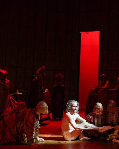Am Ende sind wir alle nackt: Szene aus „Der Bürger als Edelmann“ als Koproduktion von Oper/Schauspielhaus Graz