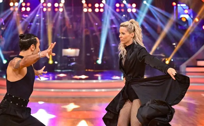 Dancing Stars - Probe - Nach einer kurzen Osterpause wird es für die Dancing Stars gleich doppelt spannend. Neben dem gewohnten Einzeltanz müssen die Tanzpaare ihr Können auch bei einem Tanzmarathon zu Lindy Hop unter Beweis stellen, um Publikum und Jury zu überzeugen. Für die musikalische Begleitung sorgt das Dancing Stars-Orchester, das mit dieser sechsten Live-Sendung wieder in den Ballroom einzieht. Und noch ein weiteres Highlight erwartet das Publikum: JJ, der für Österreich beim Eurovision Song Contest in Basel singt, präsentiert seinen Song 