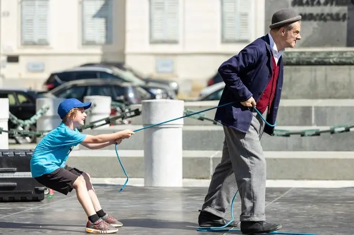 Clown/Komiker Fraser Hooper am Freiheitsplatz mit einem jungen Mitspieler aus dem Publikum