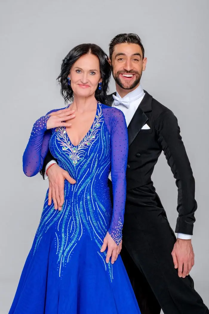 Die neuen „Dancing Stars“ erstmals im Tanz-Outfit - Live-Shows ab 14. März in ORF 1 und auf ORF ON; „Dancing Stars – Die Promis sind startklar!“ schon am 7. März - Nachdem die zehn neuen „Dancing Stars“ die ersten Proben erfolgreich hinter sich und ihre Köpfe mit den ersten Tanzschritten zum Rauchen gebracht haben, schlüpfen sie nun in ihre Tanz-Outfits. So können die Promis der 16. Staffel des ORF-Events Jury und Publikum nicht nur mit ihrem tänzerischen Talent überzeugen, sondern auch mit den passenden Tanzkleidung glänzen. - Im Bild: Eva Glawischnig, Dimitar Stefanin. Foto: ORF/Hans Leitner. Veröffentlichung honorarfrei nur für redaktionelle Berichterstattung in Sendungszusammenhang und mit Copyrightangabe. Kontakt: foto@orf.at