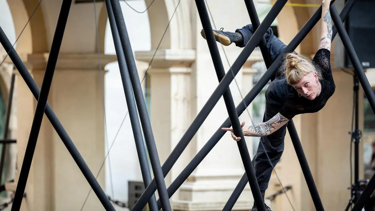Die französiche Künstlergruppe Sous Le Manteau eröffnete mit „Mikado“ im Grazer Landhaushof das Straßen- und Figurenfestival La Strada. 